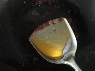 红烧牛肉粉丝汤,不停搅拌 防止粘锅，熬出红油
