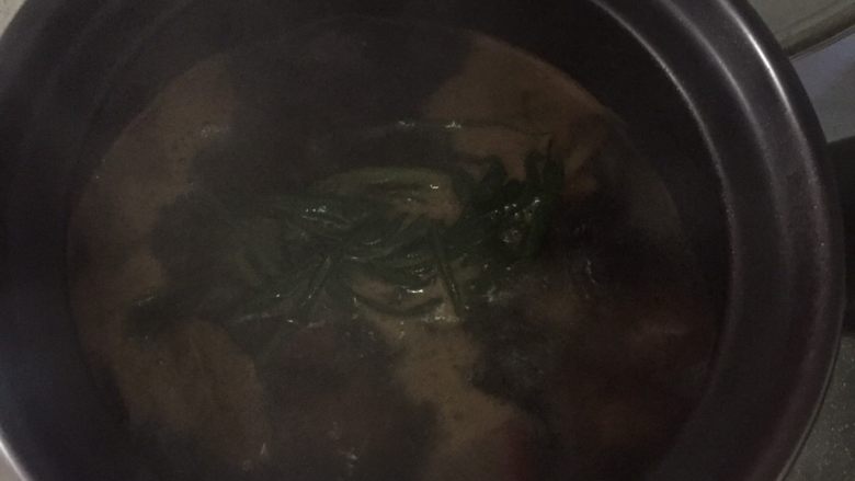 红烧牛肉粉丝汤,我直接倒到砂锅里炖了，这样会比铁锅要快，而且味道会比较好一点的！