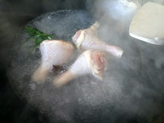 吃鸡  口水鸡,鸡腿冷水下锅，将剩下的香葱打个结，放入锅内，放八角，料酒，烧开后煮10分钟，中间将鸡腿翻个面。