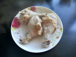 吃鸡  口水鸡,时间到，用筷子很轻松的插入，说明鸡腿熟了，焖五分钟，捞出。