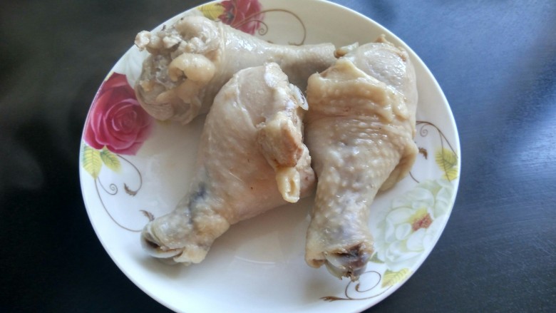 吃鸡  口水鸡,时间到，用筷子很轻松的插入，说明鸡腿熟了，焖五分钟，捞出。