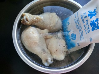 吃鸡  口水鸡,将鸡腿放入冰水中浸泡10分钟。