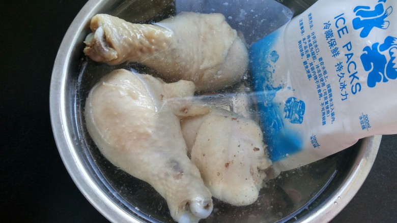 吃鸡  口水鸡,将鸡腿放入冰水中浸泡10分钟。