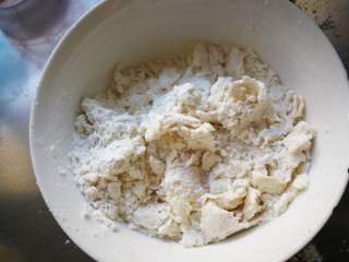 蛋黄酥 （超详细步骤）, 油酥：面粉和猪油慢慢抓絮状，再慢慢捏成面团。成团就好不要过份揉，以免起筋影响起酥。