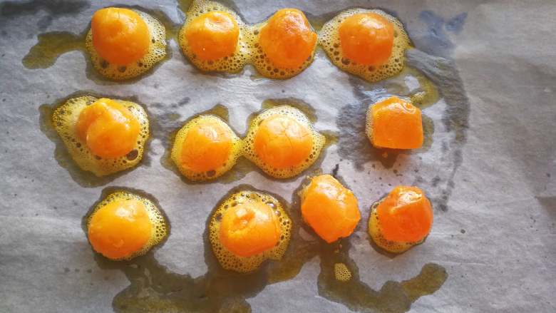 蛋黄酥 （超详细步骤）,利用醒面团的时间提前将蛋黄泡油，再喷上白酒，烤箱预热180℃烤8-10分钟。