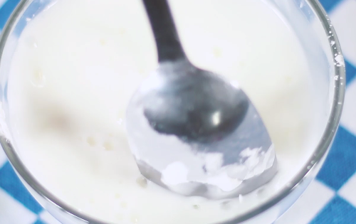 汪豆腐,生粉加清水和匀，变成牛奶状。