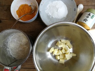 南瓜饼干,准备食材，南瓜提前蒸熟压成泥备用，黄油提前室温软化