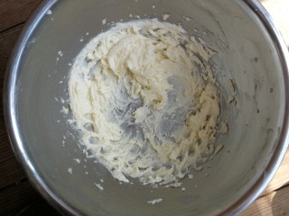 南瓜饼干,先用电动打蛋器不插电搅拌几下，把糖粉拌进黄油里（为了防止糖粉飞溅出来），然后再启动打蛋器低速搅打均匀