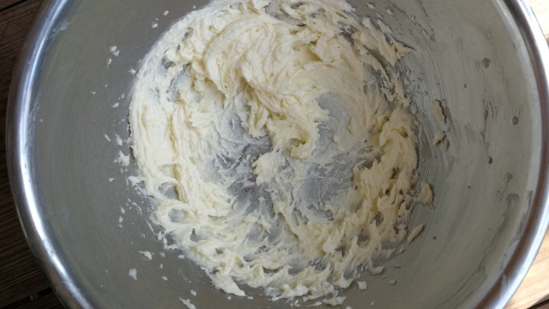 南瓜饼干,先用电动打蛋器不插电搅拌几下，把糖粉拌进黄油里（为了防止糖粉飞溅出来），然后再启动打蛋器低速搅打均匀