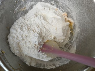 南瓜饼干,过筛加入低筋面粉和玉米淀粉