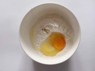 黄瓜蛋饼（适合12个月龄以上的宝宝）,鸡蛋加入到面粉里