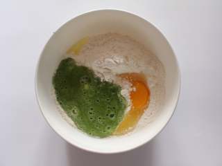 黄瓜蛋饼（适合12个月龄以上的宝宝）,黄瓜汁拌入面粉和鸡蛋的碗里，加入盐，拌成糊状，无颗粒状态