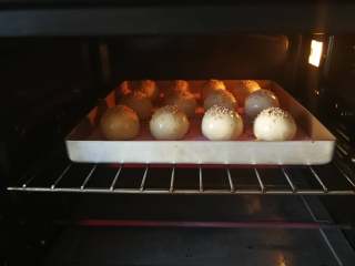 蛋黄酥 （超详细步骤）,烤箱提前预热，上下火180℃烤25分钟。