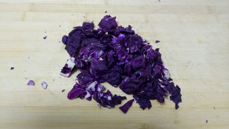 紫甘蓝牛肉香菇饺子

紫气东来,洗净切碎。