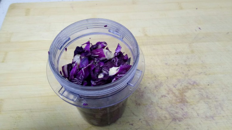 紫甘蓝牛肉香菇饺子

紫气东来,放入料理机。