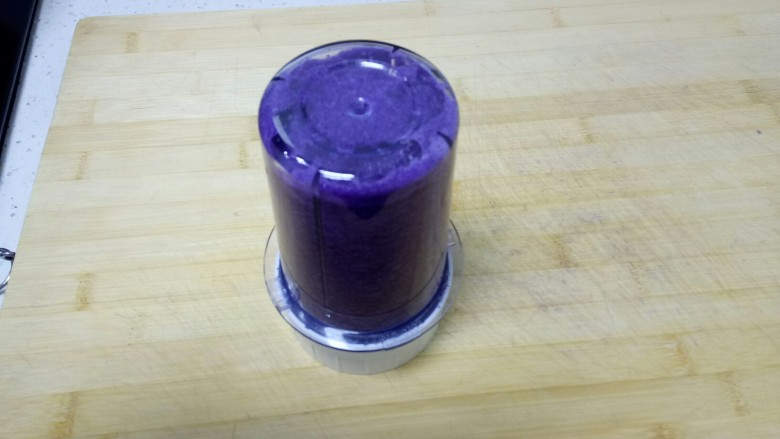 紫甘蓝牛肉香菇饺子

紫气东来,加入适量水打成汁，不加水太稠。