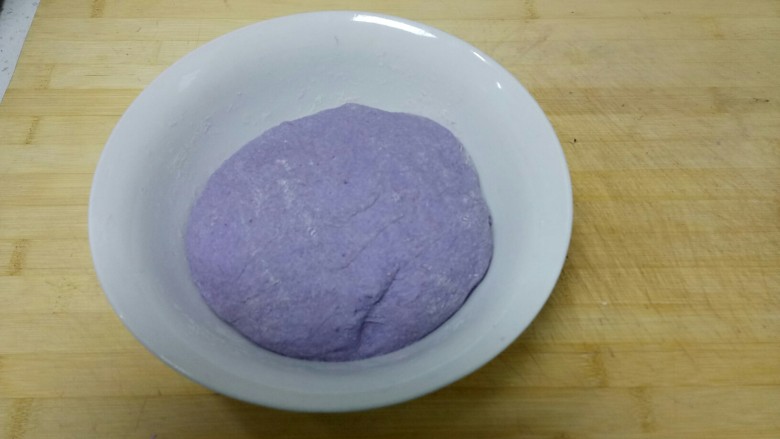 紫甘蓝牛肉香菇饺子

紫气东来,活成面团饧20分钟。