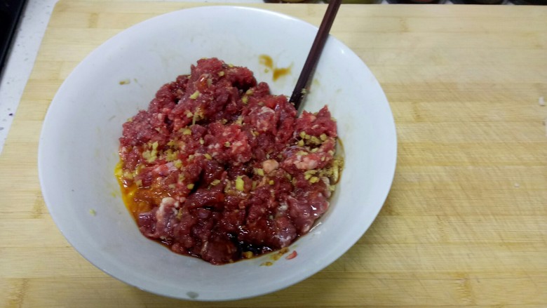 紫甘蓝牛肉香菇饺子

紫气东来,加入姜末、分次加入花椒水搅拌均匀。