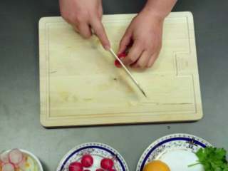 炙烤大王扇贝柱配甜橙和茴香跟沙拉,处理樱桃萝卜和樱桃番茄。