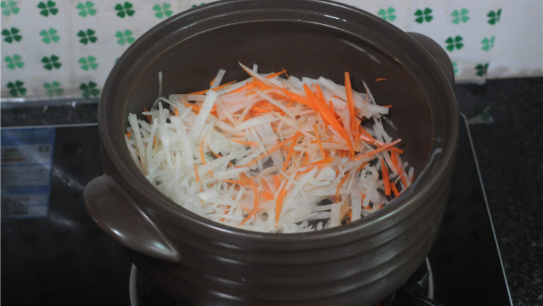湖南+胡萝卜鸡蛋卷,砂锅放油，将萝卜丝炒软