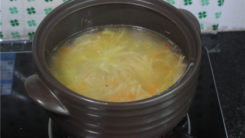 湖南+胡萝卜鸡蛋卷,加入大半锅水