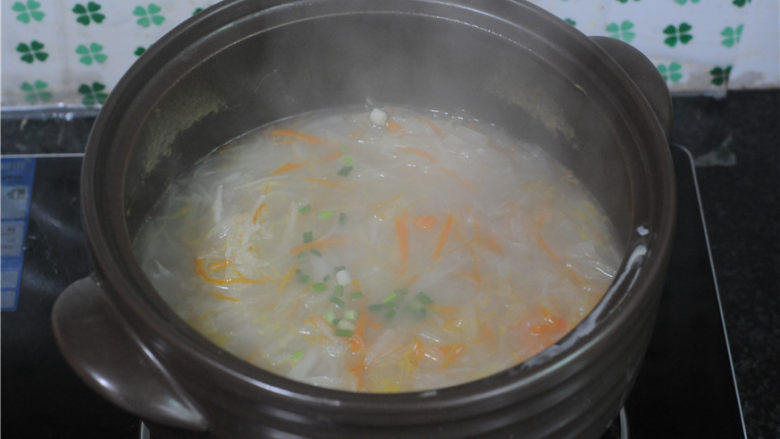 湖南+胡萝卜鸡蛋卷,将蒸笼端下来，萝卜丝里面加盐调味，撒上葱花即可出锅