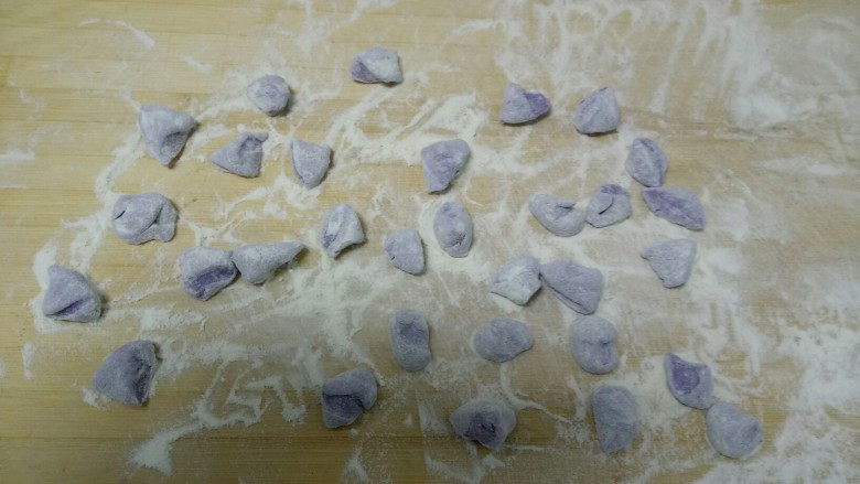 紫甘蓝牛肉香菇饺子

紫气东来,搓成相等的小剂子。
