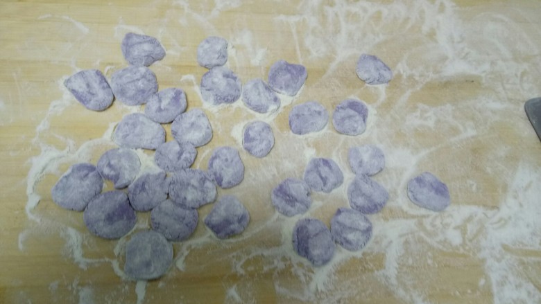 紫甘蓝牛肉香菇饺子

紫气东来,用手压扁。