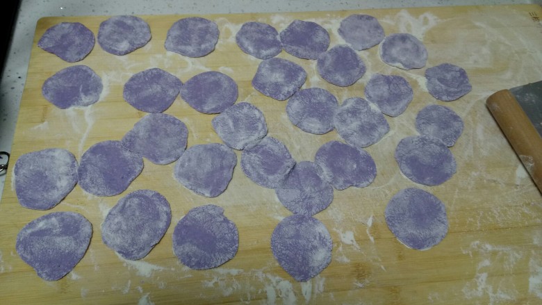 紫甘蓝牛肉香菇饺子

紫气东来,擀成薄厚均匀的面皮。
