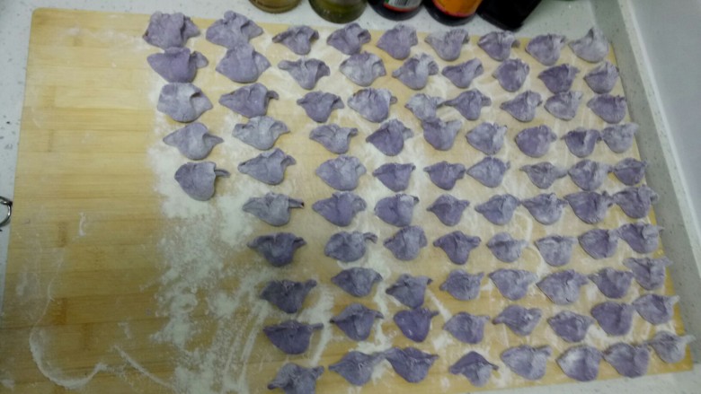 紫甘蓝牛肉香菇饺子

紫气东来,取一面皮，填入馅料，掬成一个个饺子。