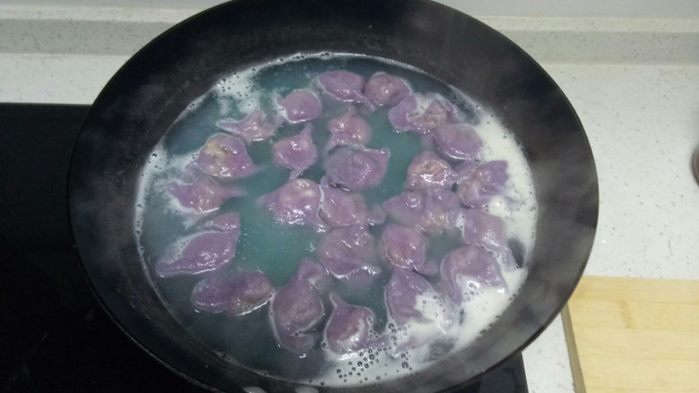 紫甘蓝牛肉香菇饺子

紫气东来,锅中放入适量水，水开后下入饺子，待饺子变色透明后捞出。