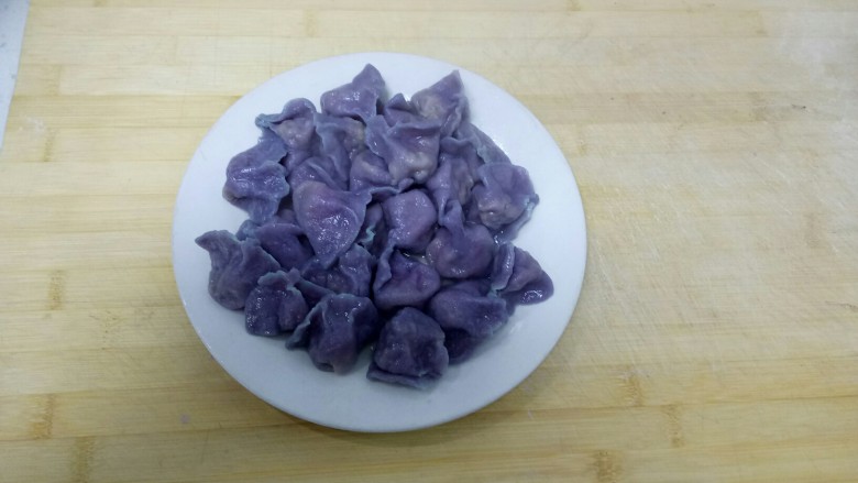紫甘蓝牛肉香菇饺子

紫气东来,盛入盘中。