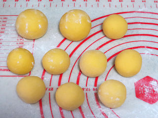 圣诞季【圣诞小鸡家族馒头】,黄色的分出来 2个 60g的小面团，然后再分出8个30g的小小面团