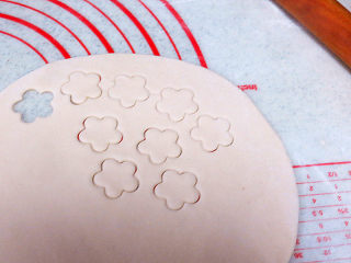 圣诞季【圣诞小鸡家族馒头】,剩余的白色面团擀成薄片，用花形模具切出来8个花形面片