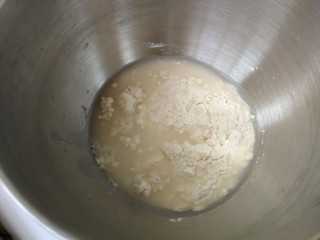 金鱼饺子,面粉中加入水