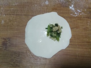 金鱼饺子,如图在圆形面片的右半部分放上馅料