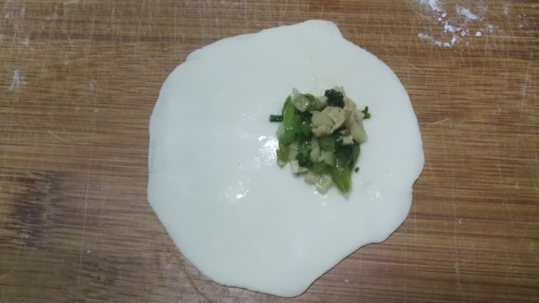 金鱼饺子,如图在圆形面片的右半部分放上馅料