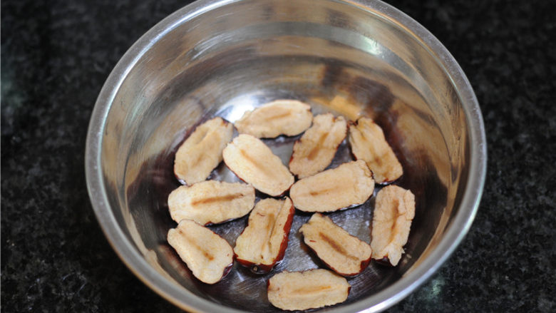 湖南+红糖甑糕,将去核的红枣在碗底摆出自己喜欢的形状