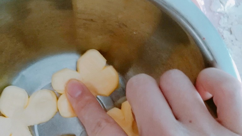 黄油饼干（少油少糖版）,待黄油用手指按有坑即可打发