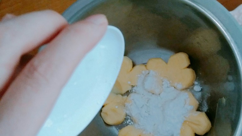 黄油饼干（少油少糖版）,倒入糖粉