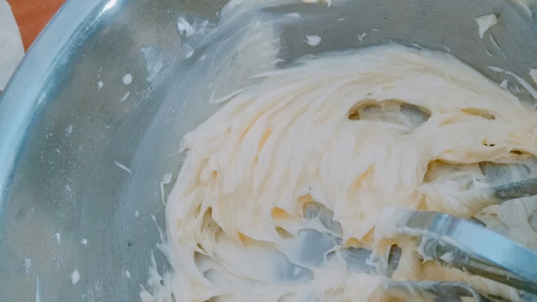 黄油饼干（少油少糖版）,用电动打蛋器搅拌，打几分钟可以看到黄油发白并出现羽毛状，这时候停止打发