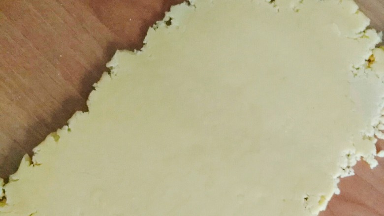黄油饼干（少油少糖版）,用擀面杖擀成薄片，厚度可以根据自己需要