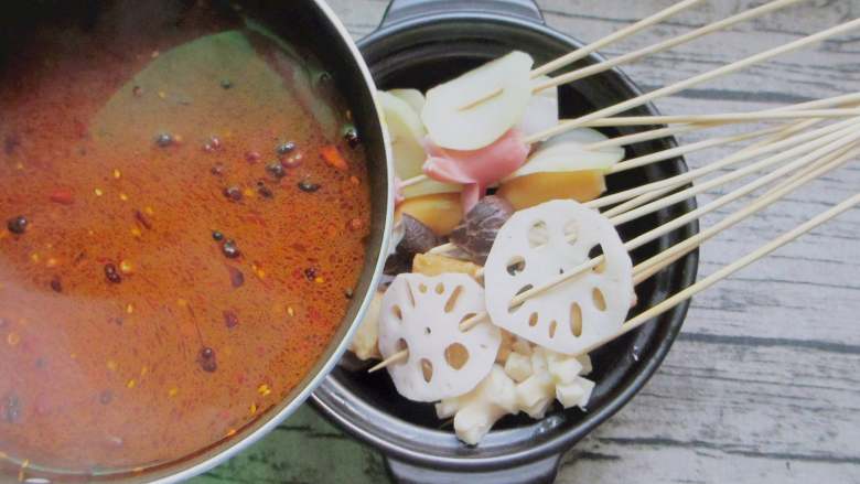 钵钵鸡,把之前已经烫熟的蔬菜串和鸡肉串一起放入底汤里，泡上15分钟让其入味。