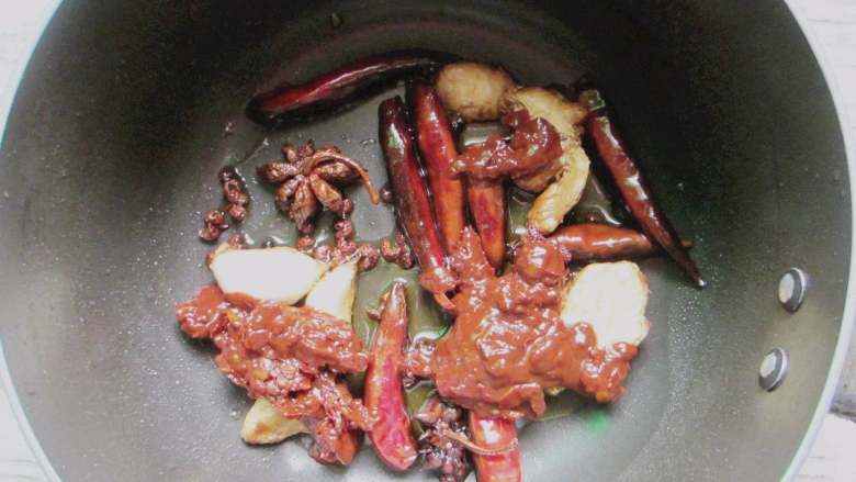 钵钵鸡,加入2大勺的郫县豆瓣酱和2大勺辣椒油炒匀