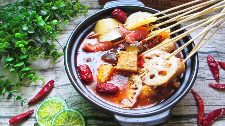 钵钵鸡,当串串从鲜美的汤汁中提起的瞬间，被上层的红油包裹，鲜辣欲滴，只有吃到嘴里才是正经。