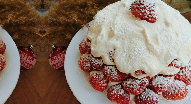 fluff圣诞草莓富士山   
安安原创食谱,圣诞草莓富士山就完成了，在这个圣诞遇见草莓的节日里带着你的圣诞草莓富士山来一场狂欢爬体吧！