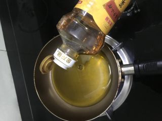 油炸汤圆,锅内倒入食用油，烧到六七成热，放入汤圆