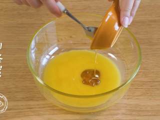 12m+姜饼人（宝宝辅食）,首先，将融化的黄油、蜂蜜、全蛋液倒在一起，搅拌均匀~
