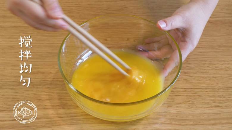 12m+姜饼人（宝宝辅食）,首先，将融化的黄油、蜂蜜、全蛋液倒在一起，搅拌均匀~