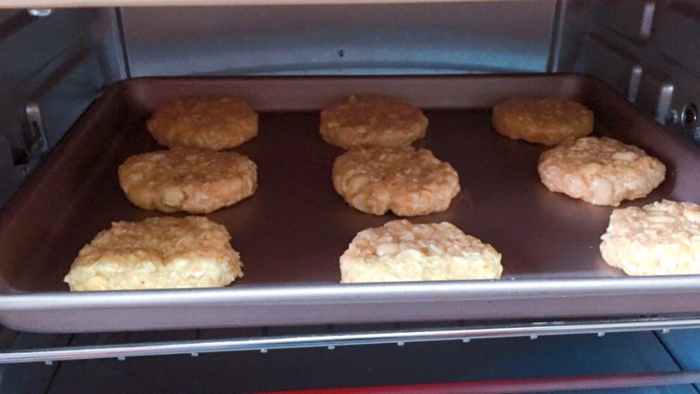 花生燕麦饼干,将烤盘放入预热好的烤箱中层，上下火170度，烤20分钟，出炉晾凉即可。